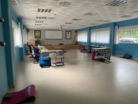 Sala de meditación con esterillas